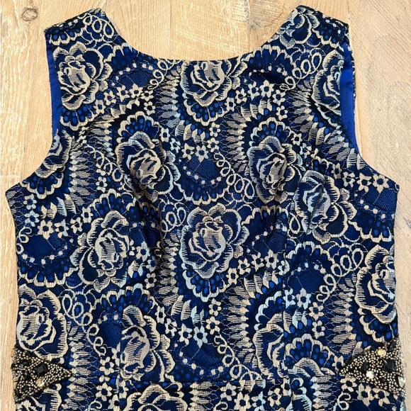Embellished Brocade Sleeveless Sheath Dress. Blue and gold - satin lined. Size 6 - Picture 5 of 11